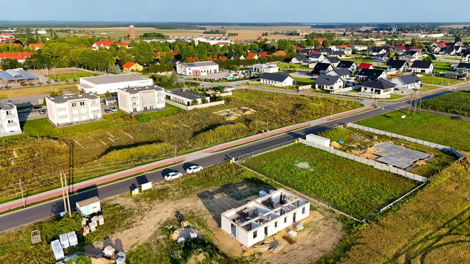 Widok budowy bliźniaka w trakcie wznoszenia ścian parteru